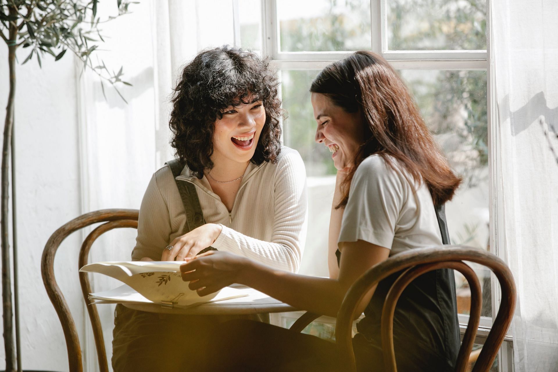 How can positive psychology help individuals leave a better life? (Image via Pexels/ Gary Barnes)